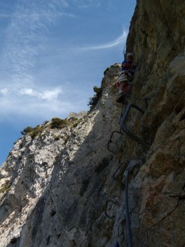 Dario sul traverso verso la parete che sostiene il castello diruto dei Lascaris (23314 bytes)